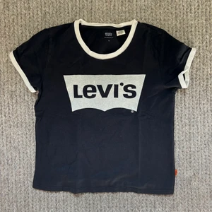 Levi’s T-shirt Svart stl XS - Svart Levi’s T-shirt med logga, stl XS.