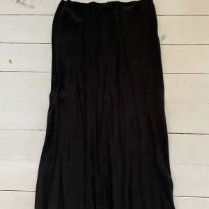 Svart kjol  - Svart lågmidjad kjol
