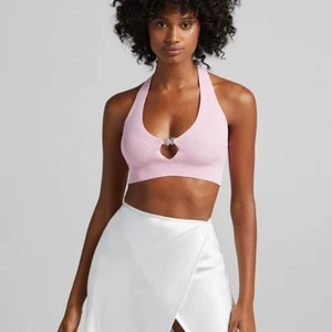 Topp Strl M - En topp som tyvärr aldrig kommit till användning, den är såå fin med fjärilen 💕 Lappen är kvar. Nypris 199. Strl M Skriv vid intresse!