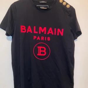 Balmain T-Shirt STRL M - Säljer nu min fina Balmain T-Shirt köpt i Dubai i mars så relativt ny! Sparsamt använd i toppskick, äkta såklart😁  Storlek M - passar mig utmärkt som är 176, kan mötas upp i sthlm annars vid snabb affär står jag för frakten, spårbart⭐️