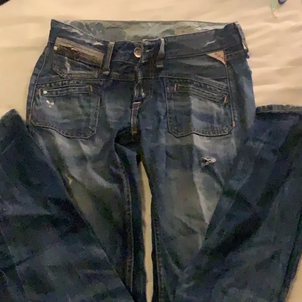 Intressekoll på mina as snygga replay jeans, säljer då de är lite långa på mig:( köpta för 300kr! Perfekt skick, inga slitningar . Jeans & Byxor.