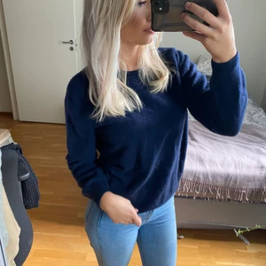 Cashmere tröja - Tryck inte på köp nu!! Superfin cashmere tröja som Är mörkblå. Den är sååååååå mysig och inte stickig eller något!! Ny pris 1000