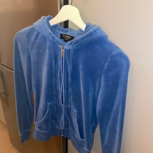 Juicy couture kofta XS - Koftan är kvar till salu tills någon swishar. Högsta bud just nu är 330!