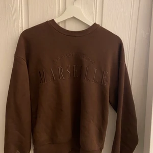 Brun college tröja Gina trico - Jötte fin college tröja från Gina tricot💗