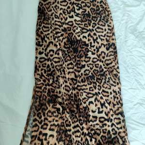 Lång kjol i leopard mönster. Kjolen är i ett tunt material och har även en underkjol. Köparen står för frakten 🌼 