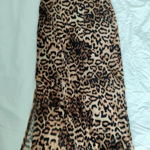 H&M - Lång kjol i leopard mönster. Kjolen är i ett tunt material och har även en underkjol. Köparen står för frakten 🌼 