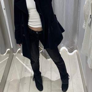 Low waist/Lågmidjade svarta jeans med slits. Storlek 170, men passar storlek S/34/36. Säljes pga för små!☺️