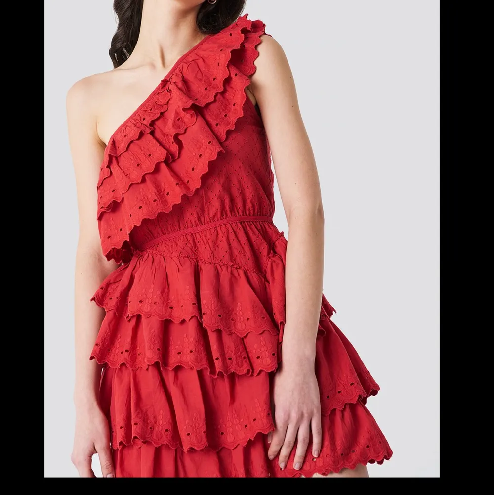 Säljer denna super fina klänning då jag aldrig använder den. Använd endast 1 gång. Super fint skick. Nypris 500 kr . Klänningar.