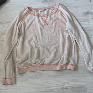 Långarmad tröja - Säljer denna ljusrosa tjocktröja (ganska tunn dock). Passar mig som har stl M. Kom med bud. Frakt tillkommer vid behov.