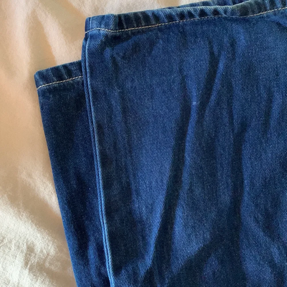 Mörkblåa wideleg jeans, ”Yoko”, från Monki. Storlek 25. Detta är mina absoluta favoritjeans, men säljer pga för små! . Jeans & Byxor.