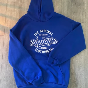 Blå hoodie - Knappt använd men snörena är lite slitna, supersnygg💙