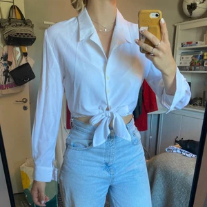 Knytblus - Vit knytblus. Jättefint skick ✨