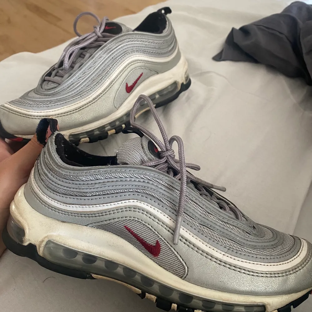 Säljer mina air Max 97 då jag inte använder dom längre! De är inte söndriga någonstans och kan bli renare om man tvättar dom!. Skor.