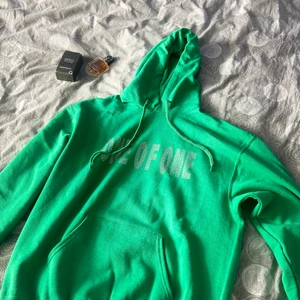 Helt ny One of one Hoodie  - Säljer en One of One Hoodie Endast provöppnad  Storlek Large  Säljer eller söker byten mot skor eller annat 