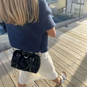 Zadig väska med stjärnor  - !INTRESSEKOLL! Fundrar på sälja denna Zadig & voltaire väska som är i superfint skick och i mellanstorleken💕🌺🙏🏼 får den tyvärr inte riktigt till användning och tänker uteopspris 2500kr💕 Du får med dig även en väskpåse!💕☺️