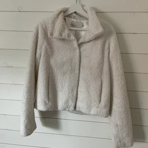 Jacka  - Fin jacka i fluffigt material från Nelly storlek 34! Använd men i ett fint skick😊