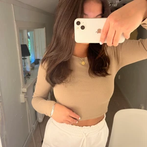 Tröja  - Säljer denna jätte fina tröja ifrån Monki! ❤️ i storlek S den sitter jätte bra! Jag säljer den för jag inte andvänder den längre☺️ kontakt mig vid frågor eller om du vill ha mer bilder på tröjan🫶🏼