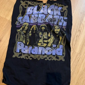 Black Sabbath- Linne  - Sparsamt skick - med fräck rygg! Passar bäst en S - frakt tillkommer! 