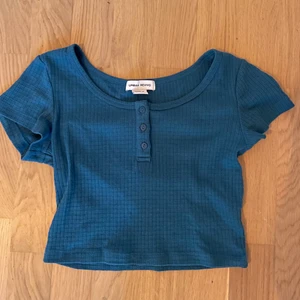 Blå topp - Blå gullig topp i stretchigt material från pull&bear, knappt använd, köparen står för frakten på 49kr 