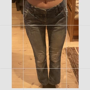 Espirit lågmidjade jeans strl 27/30 - Ett par lågmidjade jeans i bra skick, lite pösiga runt låren för dom med mindre lår. Personen i bilden är 168 och jeansen var då lite för korta för henne. Skulle passa folk runt 160-165 med lite större midja och lite större lår💖Personen står för frakten❣️