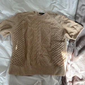 Stickad tröja - Stickat kortärmad tröja från Kappahl . Använd en till två gånger. Köparen står för frakt