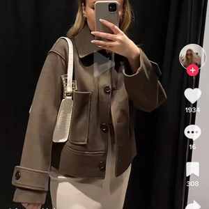 KappAhl jacka - säljer denna as populära tiktok jackan som har alla lappar kvar och endast är testad - nypris 899kr och helt slutsåld på hemsidan ❤️ köp direkt för 1200kr - högsta bud 1000kr + frakt