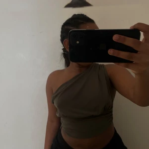 NA-KD TOPP (fin grön) - Säljer denna otroligt fina toppen ifrån NA-KD som jag tyvärr blivit trött på. Den är öppen i ryggen. Den är även väldigt festlig topp som har skön material.