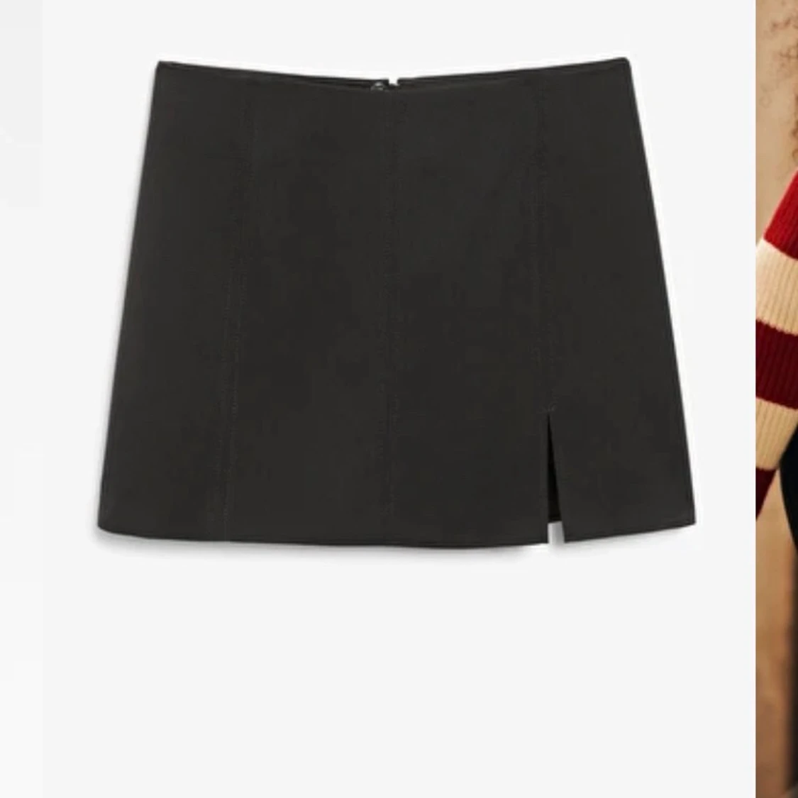 Kort svart kjol med slits