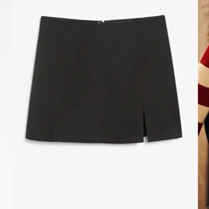 Kort svart kjol med slits - Helt ny kjol som aldirg är använd