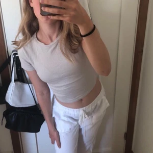 Ljusbeige topp🤍 - Säljer denna gulliga toppen i fin ljusbeige färg då den bara ligger i min garderob utan o användas. Knappt använd så nyskick verkligen💞💞 pris går alltid att diskutera!