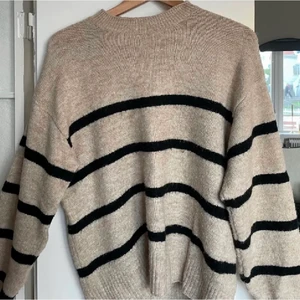 Stickad tröja  - Stickat från h&m, storlek S, frakten är 57kr