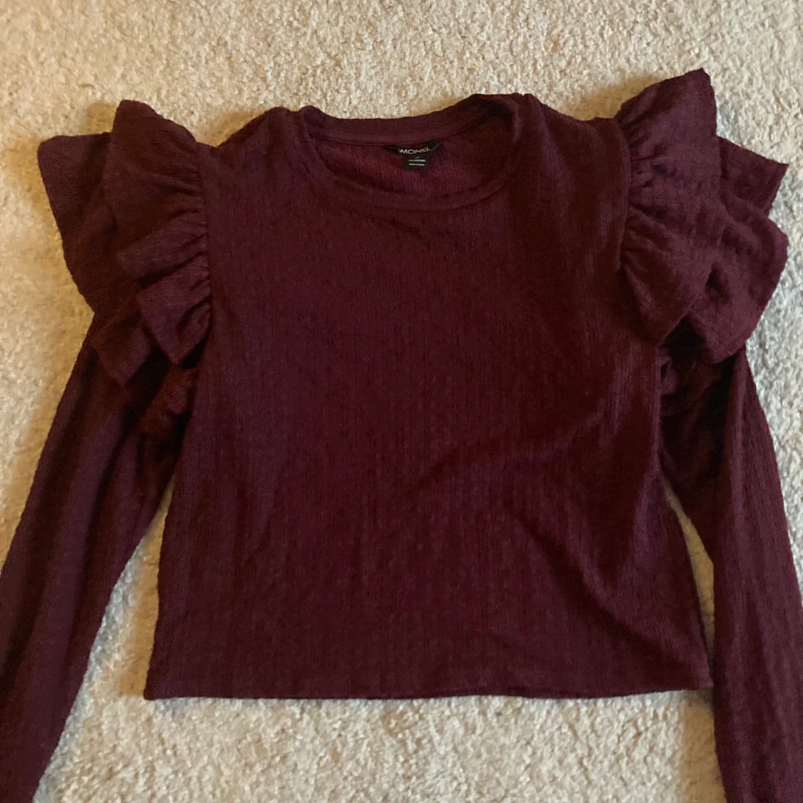 Vinröd volangtröja