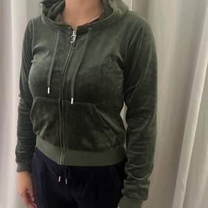 Jag säljer min JUICY COUTURE Velour Hoodie i strl M i färg Dark Moss  Tröjan är i fint skick då den endast är använd ett fåtal gånger. Nypris 1199kr  Säljer den för 800kr