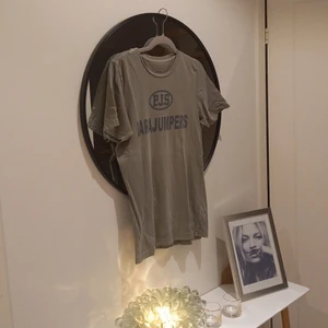 Parajumpers Tshirt skick:9/10 - Nästan helt ny parajumpers Tshirt i strl  Y-L