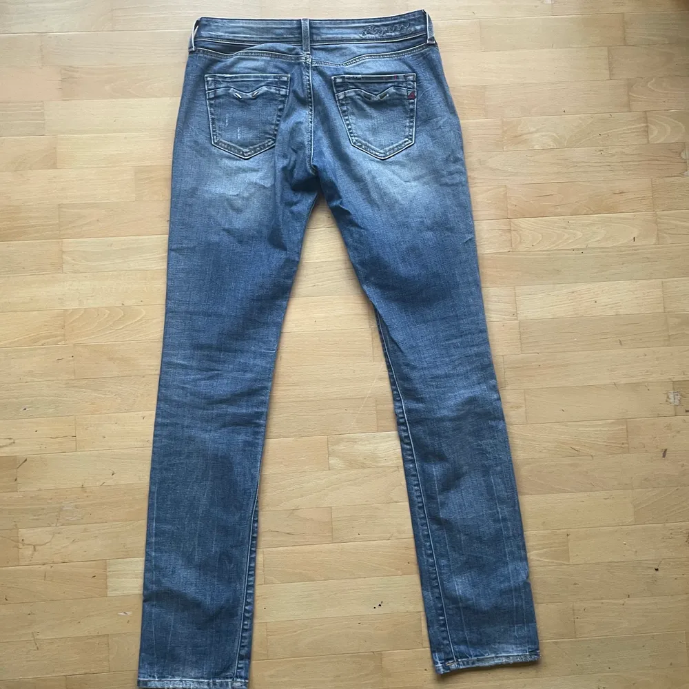 Lågmidjade replay jeans Små i storleken, mer som w27 Fint skick  Stretchiga  Mått: midja: 82cm Stussvidd: 98cm Innerbenslängd: 82cm. Jeans & Byxor.