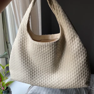 Beige flätad väska nakd - Jätte jätte fin beige/ gräddvit bottega liknande väska från nakd. Perfekt storlek, får plats bra under armen och rymmer mycket!!🫶🏽 