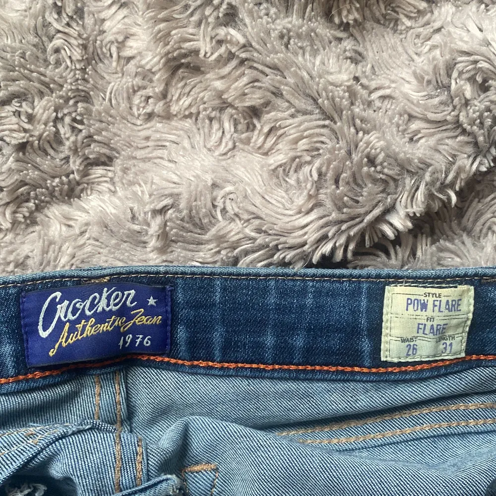 Crocker jeans från JC, säljer pga för små, storlek W 26 Längd 31. jag är 158 lång för jämförelse. flare. har sytts ihop som syns på bild två.  frakt ingår . Jeans & Byxor.