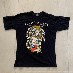 Vintage ed Hardy t-shirt  - Säljer en vintage ed Hardy T-shirt i storlek S. Tröjan har ett snyggt tryck och är i bra skick för sin ålder. Säljer för 400kr (priset kan diskuteras)