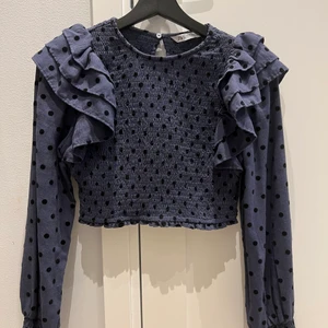 Topp zara - Säljer nu denna populära ursnygga topp från zara, toppen är knappt använd men söker nu en ny ägare. Skriv om ni vill ha mer bilder💓💓