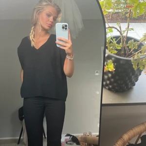 stickad väst från HM - ALDRIG använd och därmed i nyskick! Strl XL men passar mig som är en S möjligtvis M i stickade tröjor