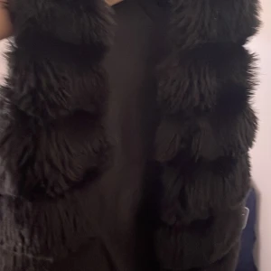 Pälsväst - Pälsväst som jag verkligen inte fick användning för så säljer vidare den. Köpt här på plick för 200 plus frakt så säljer den för 100 plus frakt ist