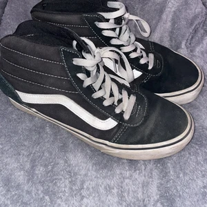 Vans höga - Säljer mina vans då jag inte använder dom. Dom användes kanske en sommar sen har dom legat i en låda och samlat på sig damm. Dom är lite smustiga derför de låga priset men funkar fortfarande utmärkt