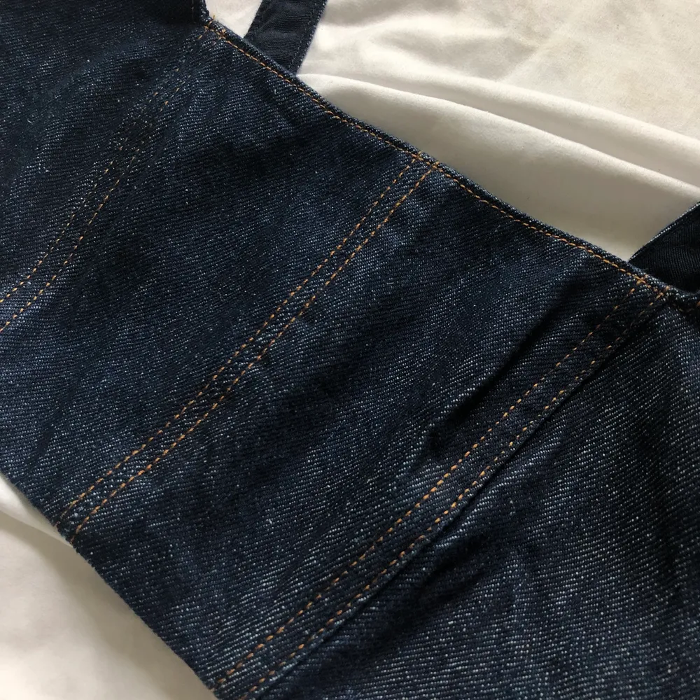 Ett korsett aktigt linne i jeans, storlek xs. Den är ifrån Pull And Bear och har aldrig används pga att den var för liten när jag fick hem den!. Toppar.