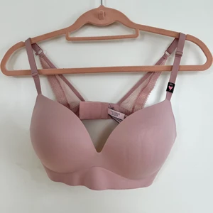 Ny Victoria secret 36 C  - Helt nytt BH från Victoria secret som är ej använt. Köpt 2 stykna men tyvärr när jag provade det första så passade inte riktig till mig därför sälja den andra som är ej använt och helt ny