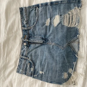 Jeanskjol zara - Jeanskjol från Zara i en lite kortare modell. Strl S. Skulle säga att den passar en XS-S. Säljer för 50kr+frakt