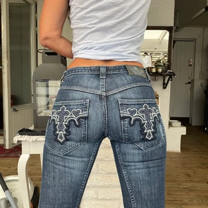 Vintage ginajeans (s) - Lågmidjade ginajeans med coolt tryck på rumpan. Gissar att dessa kommer från tidigt 2000-tal.  Fint skick Storlek: S, men skulle nog passa en Xs  Mått: midja: 78cm Stussvidd: 100cm Innerbenslängd: 81cm  Skriv gärna om ni vill ha fler bilder:) Storlek 