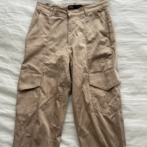 Cargo pants zara - Beigea cargo byxor från zara i strl xs. Extremt snygga på och formar rumpan riktigt snyggt. Köpta för läääängesedan. Säljer för 50kr+frakt