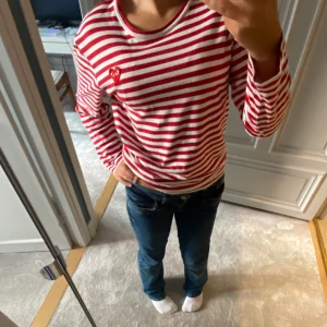 Cdg tröja  - Hej! Säljer nu min jättefina cdg tröja! Säljer pga att jag inte använder sen så ofta längre. Inga deffekter alls, helt som ny. Och såklart äkta! Nypris 1300/200 mitt pris 400!❤️ skriv för fler bilder eller funderingar !