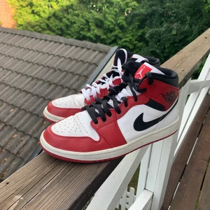 Jordan 1 - Säljer mina jordan 1 chicago mids, inprincip oanvända, pris kan diskuteras, hör av dig till mig för mer information :)
