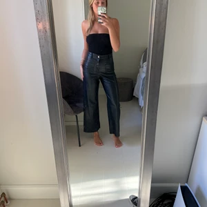 Fake läder byxor - Säljer dessa ankelkorta byxorna ( jag är 175cm) från zara som köptes i vinter, använda fåtal gånger och i bra skick🖤